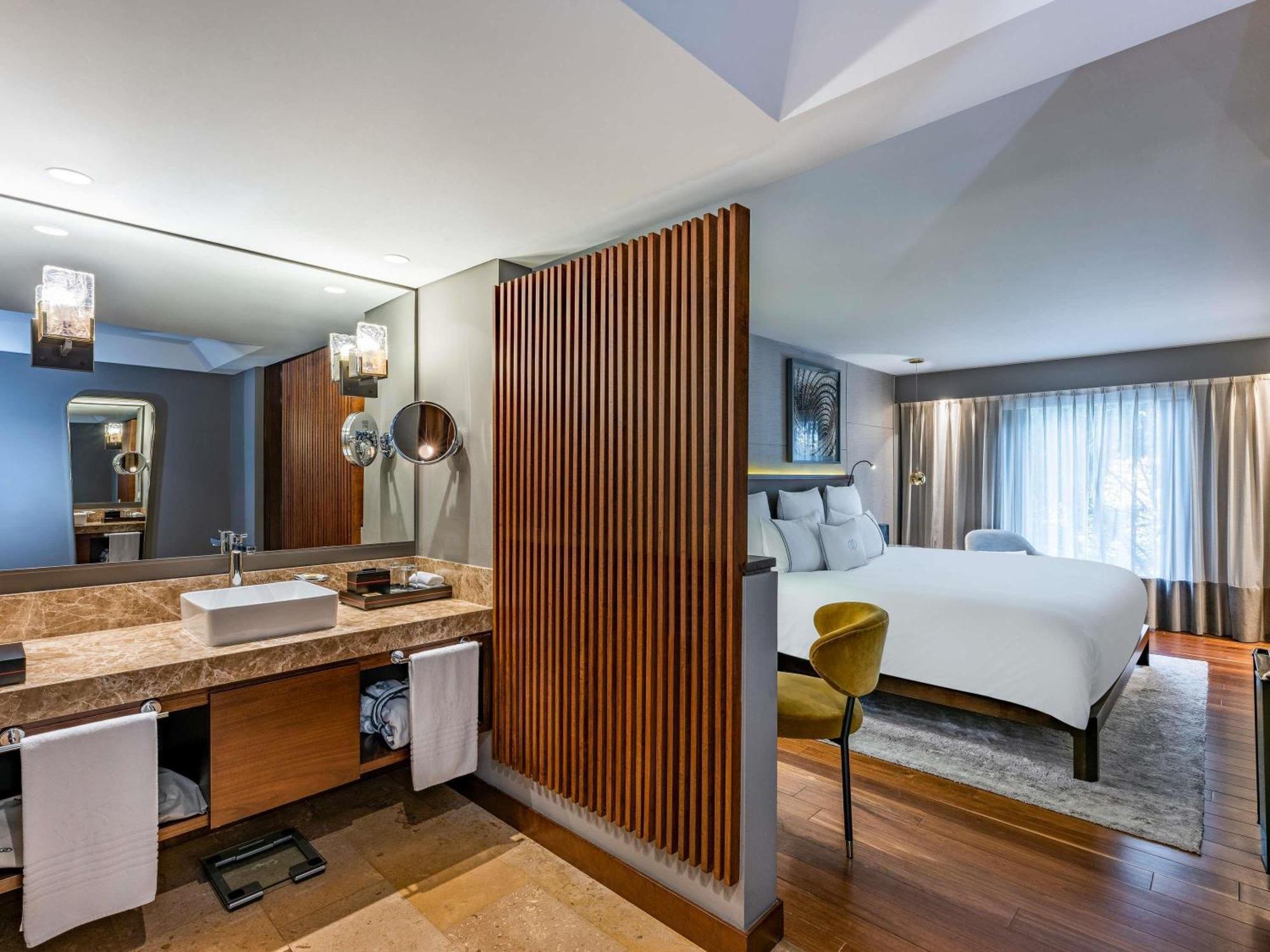 Luxury King Room,1765211783:JPEG