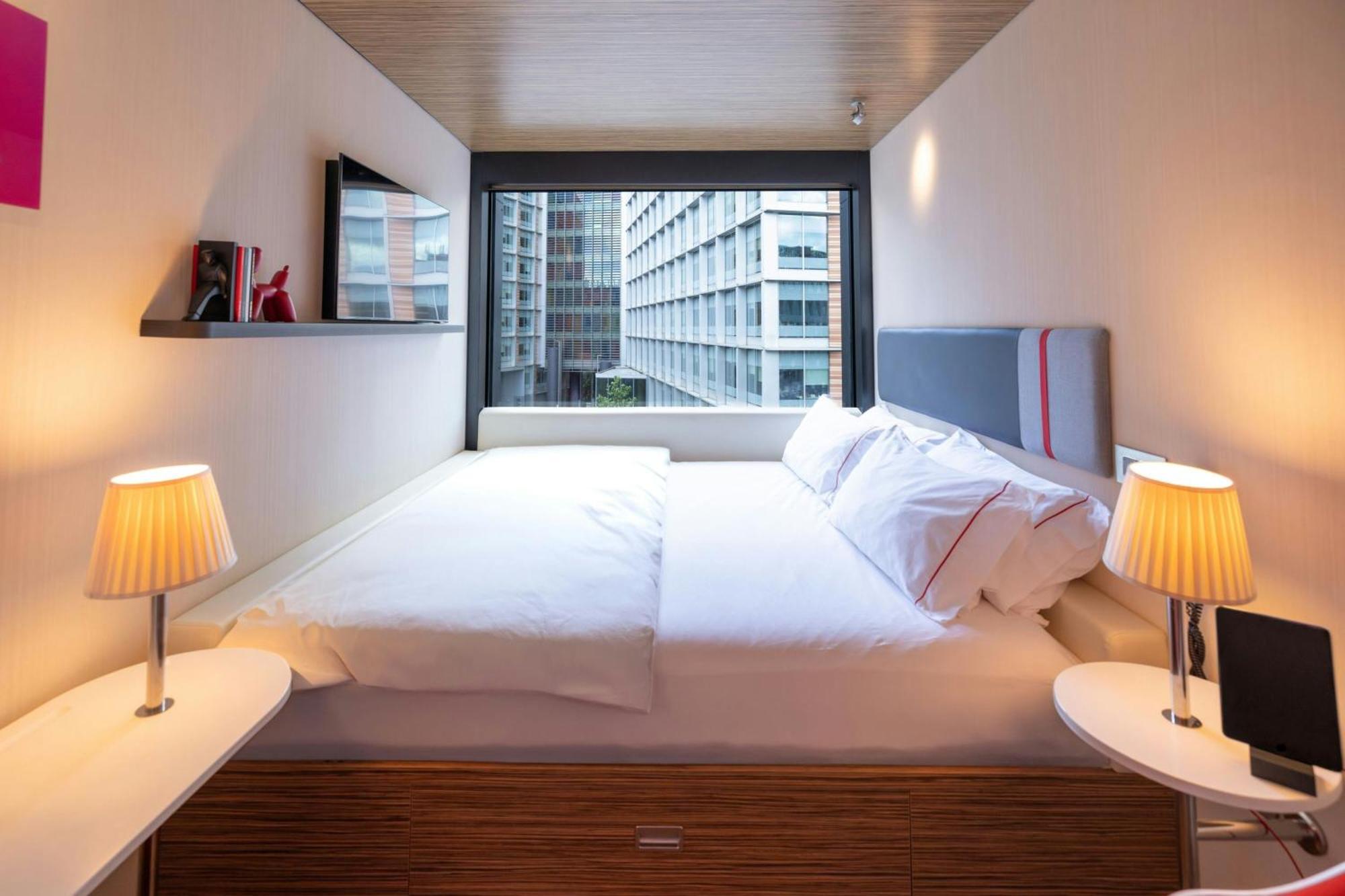 Habitación con cama extragrande.