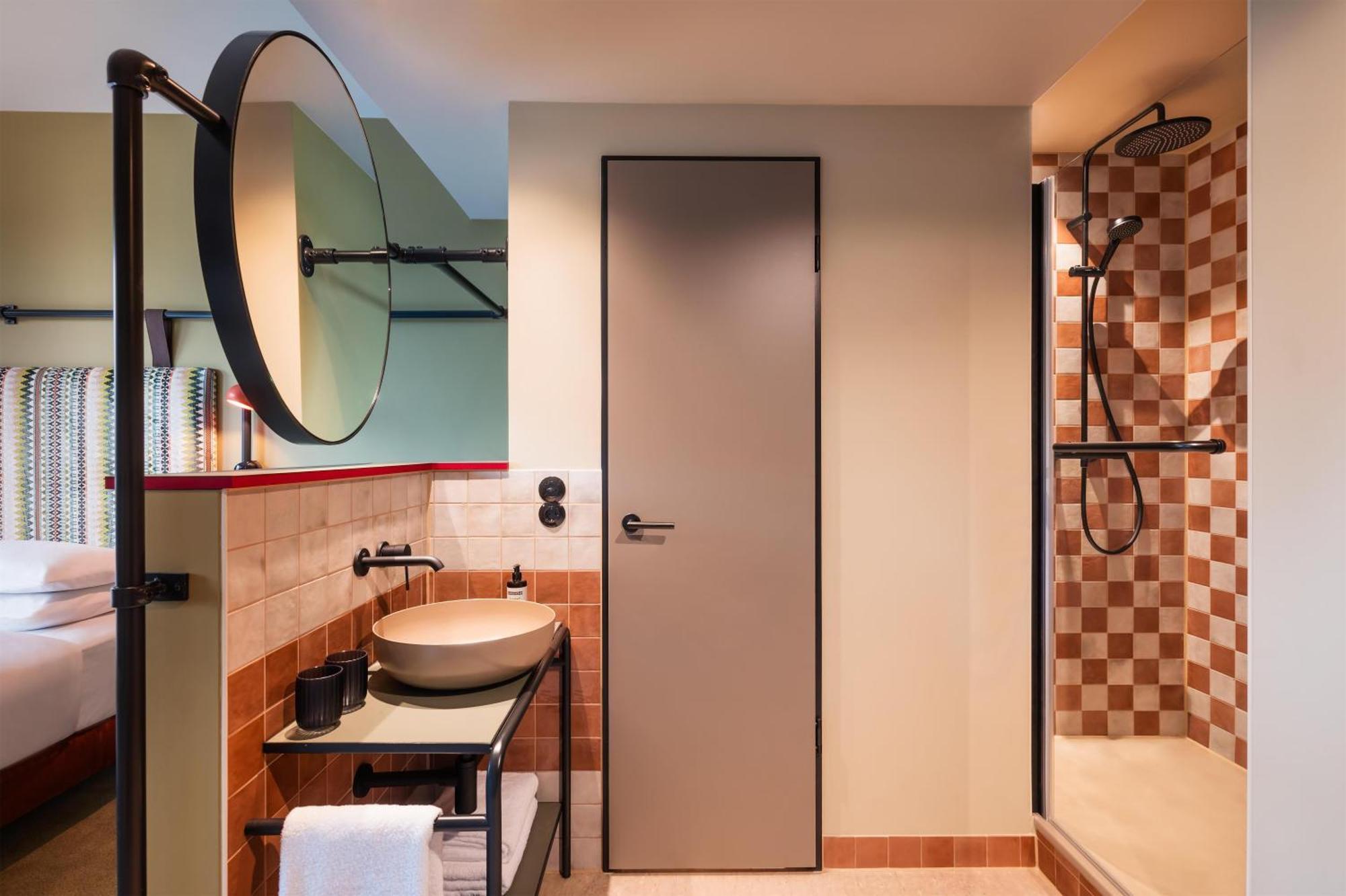 Habitación con cama extragrande.