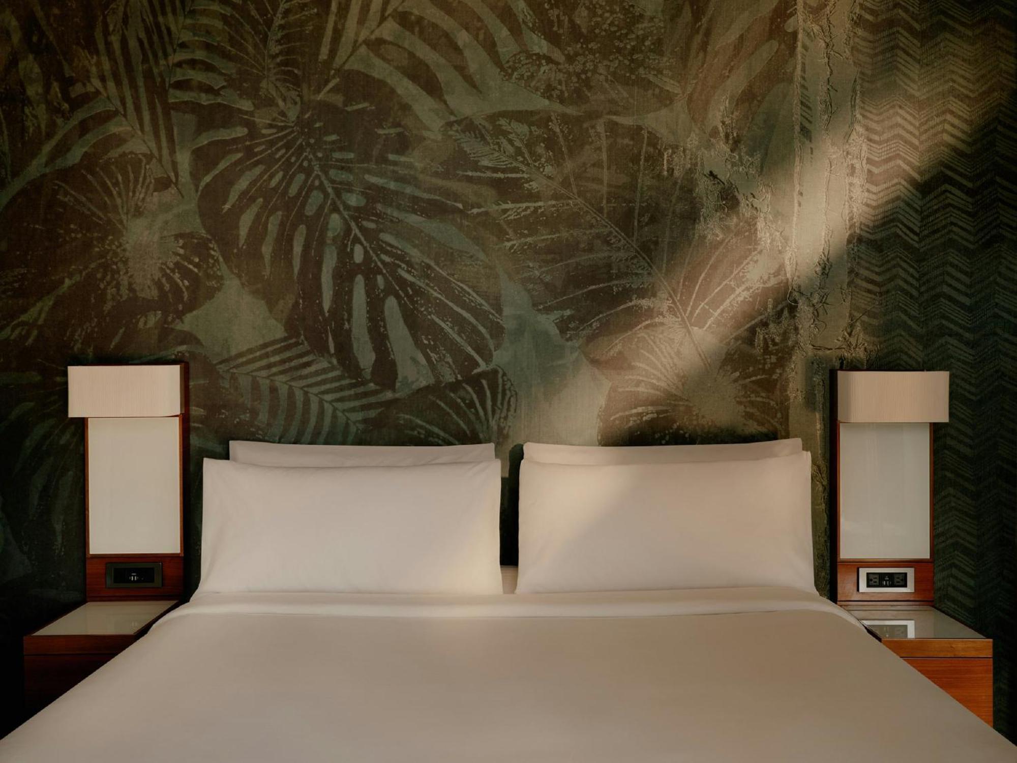 Quarto com Cama King-size e Vista da Cidade