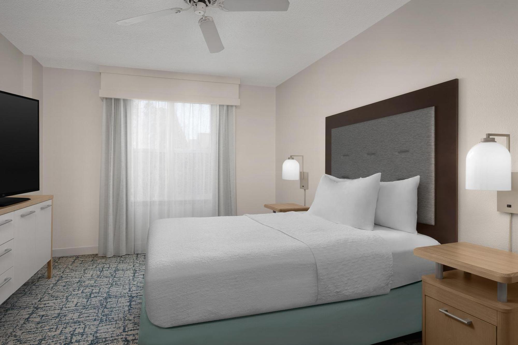 One-Bedroom Queen Suite - Non-Smoking