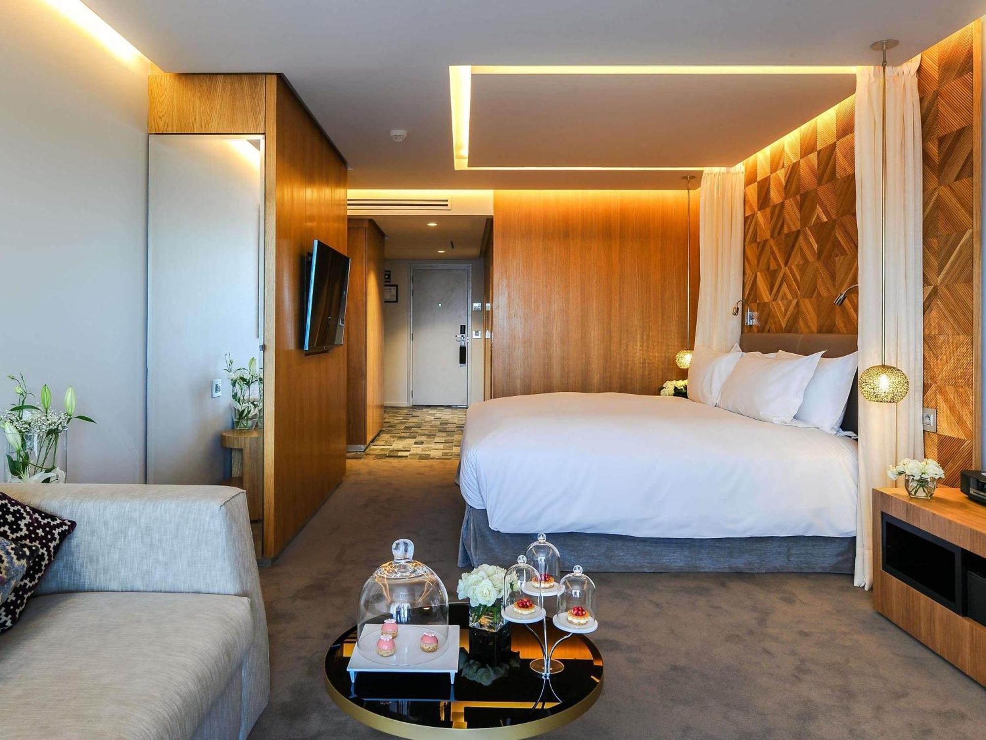 Suite Junior Contemporánea con 1 cama extragrande y vistas a la montaña y a la piscina