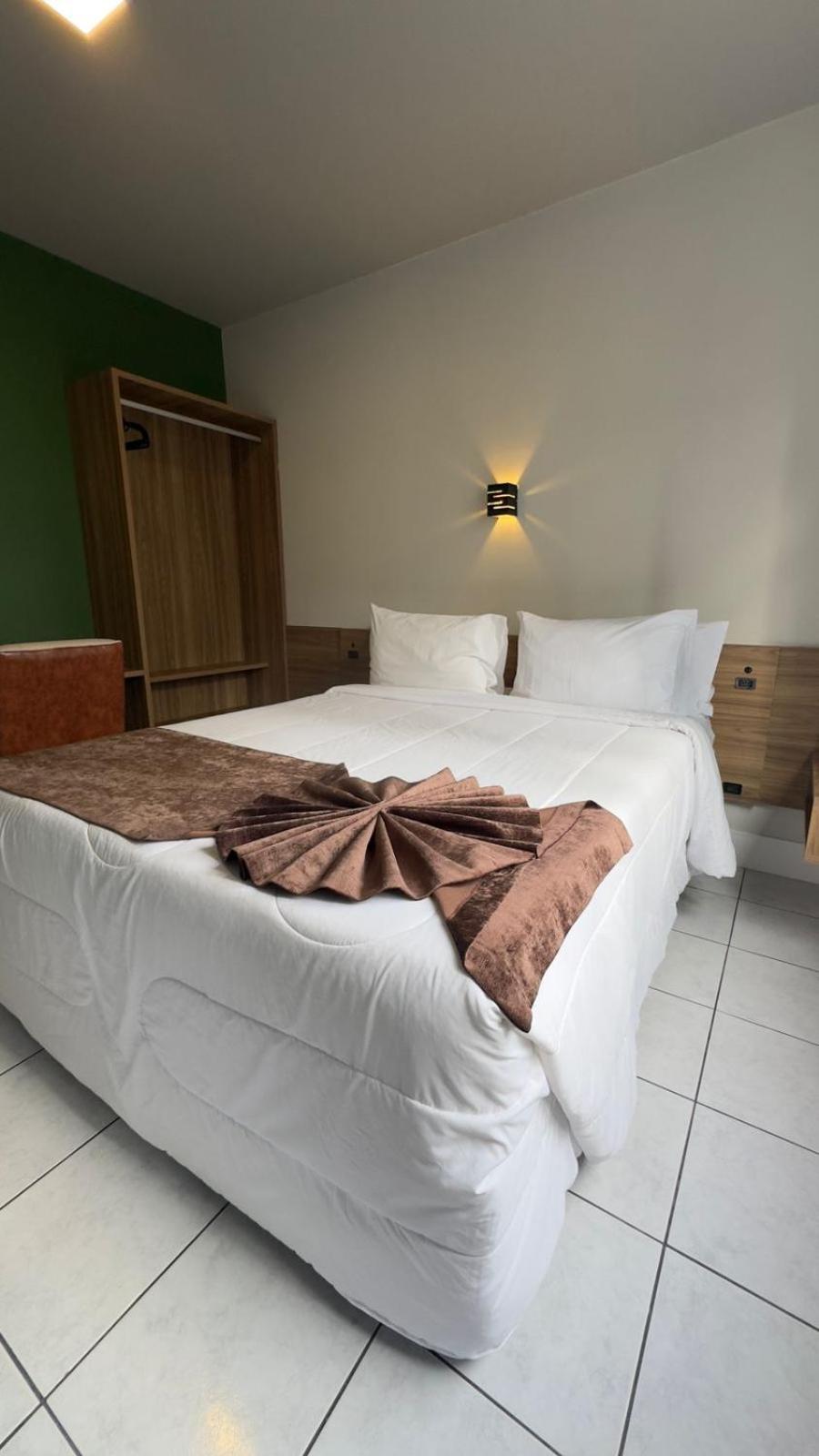 Habitación con cama grande