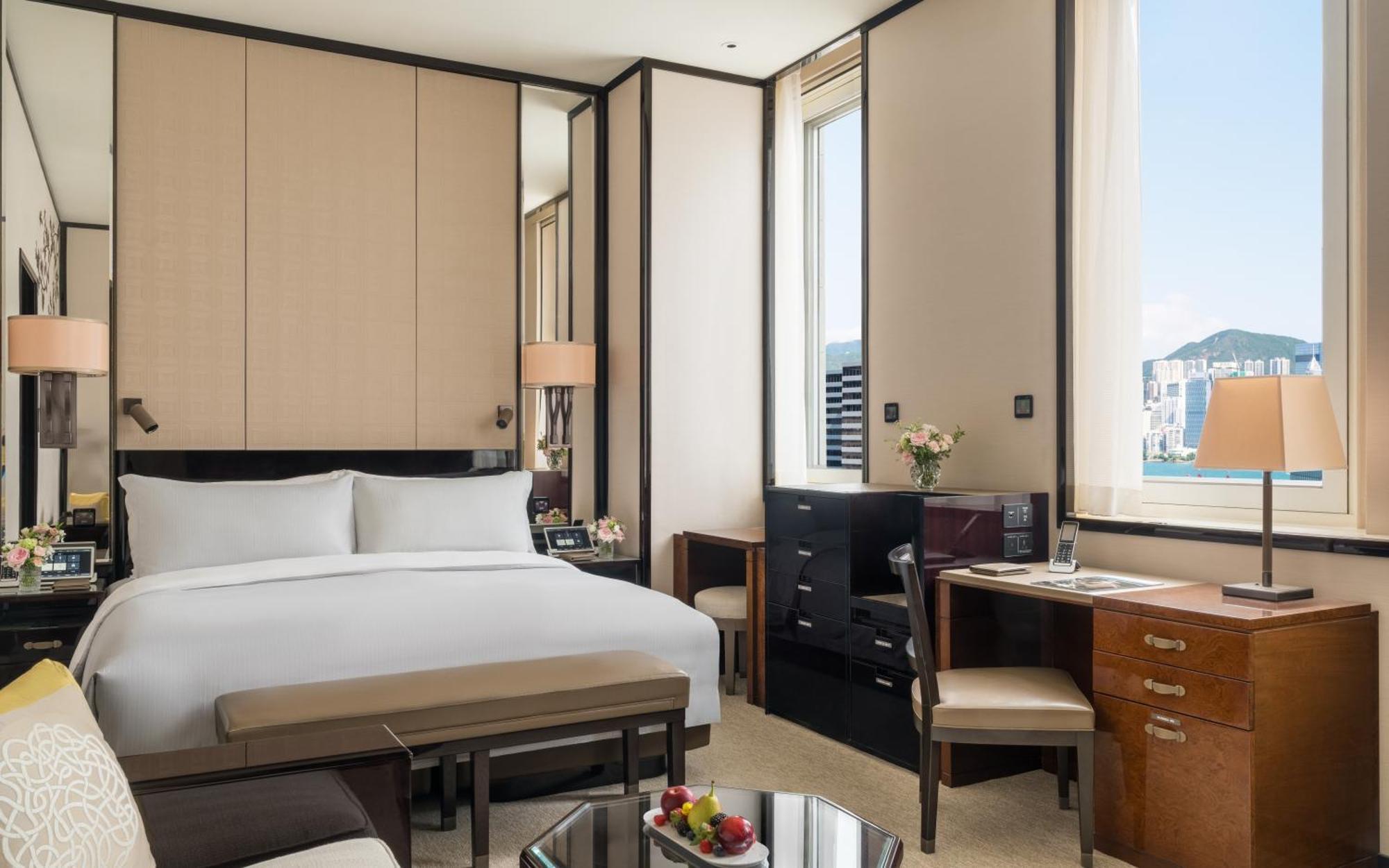 Deluxe King Room with Courtyard View