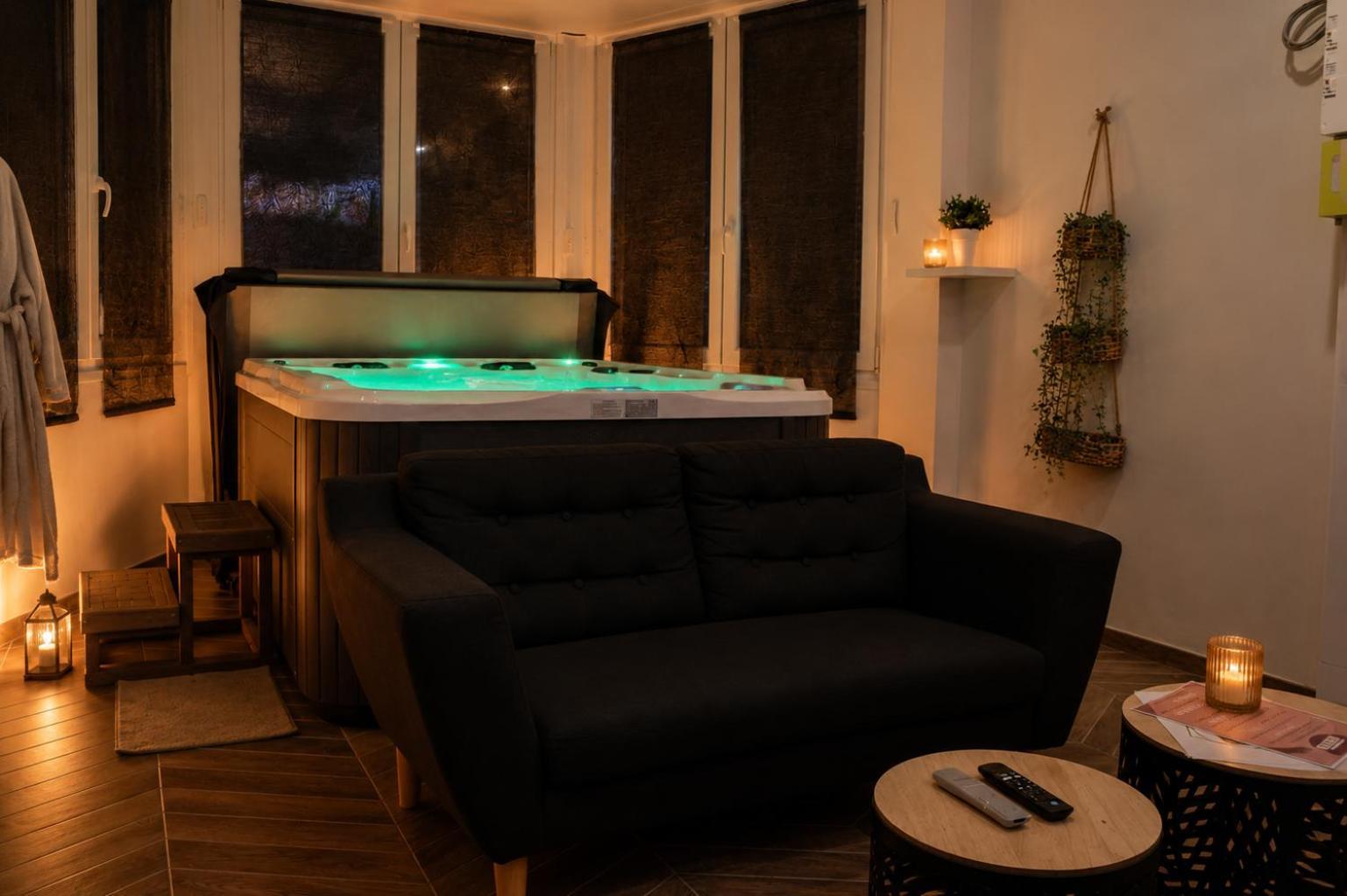Habitación con cama grande y bañera de hidromasaje