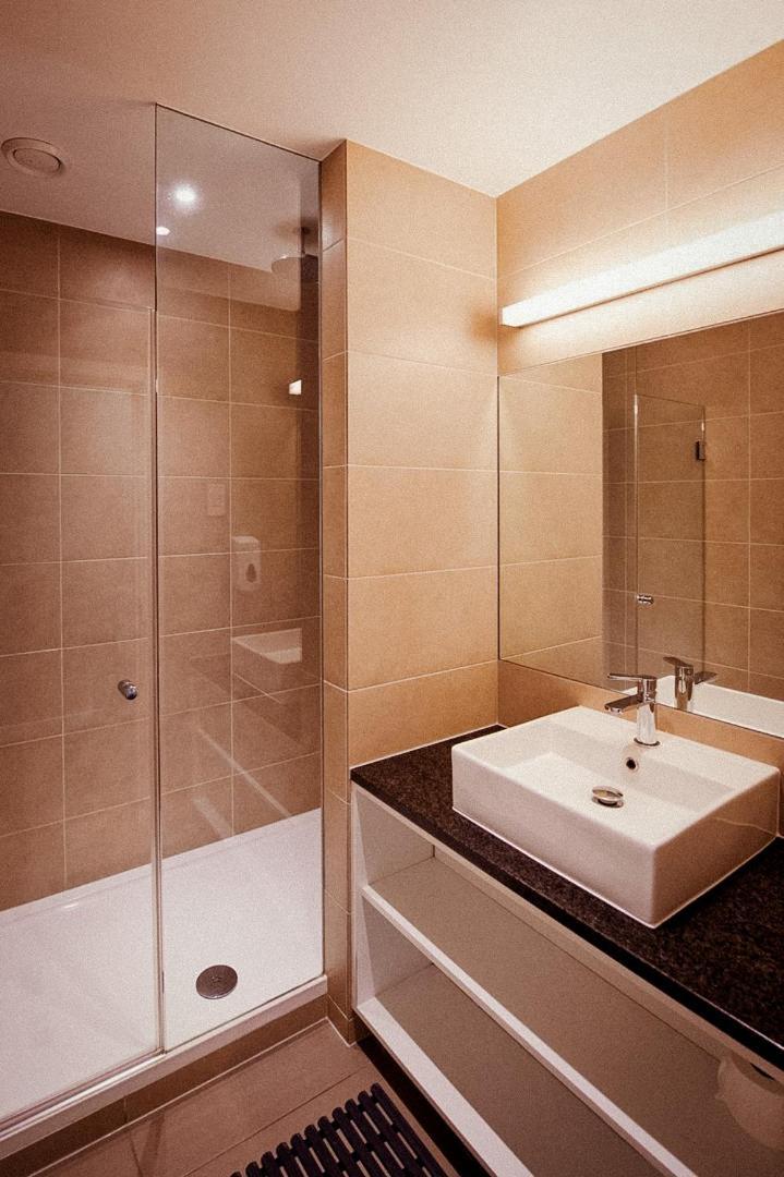Cama en habitación compartida femenina de 6 camas