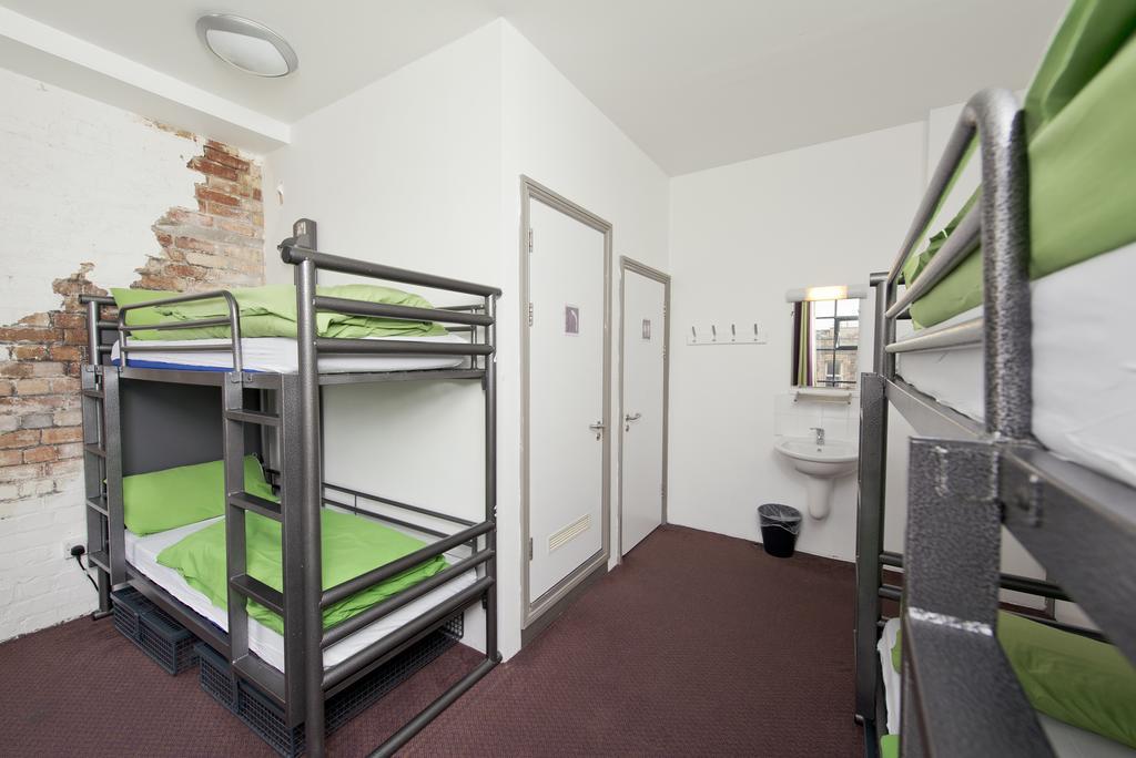 Litera en habitación compartida para hombres con baño compartido