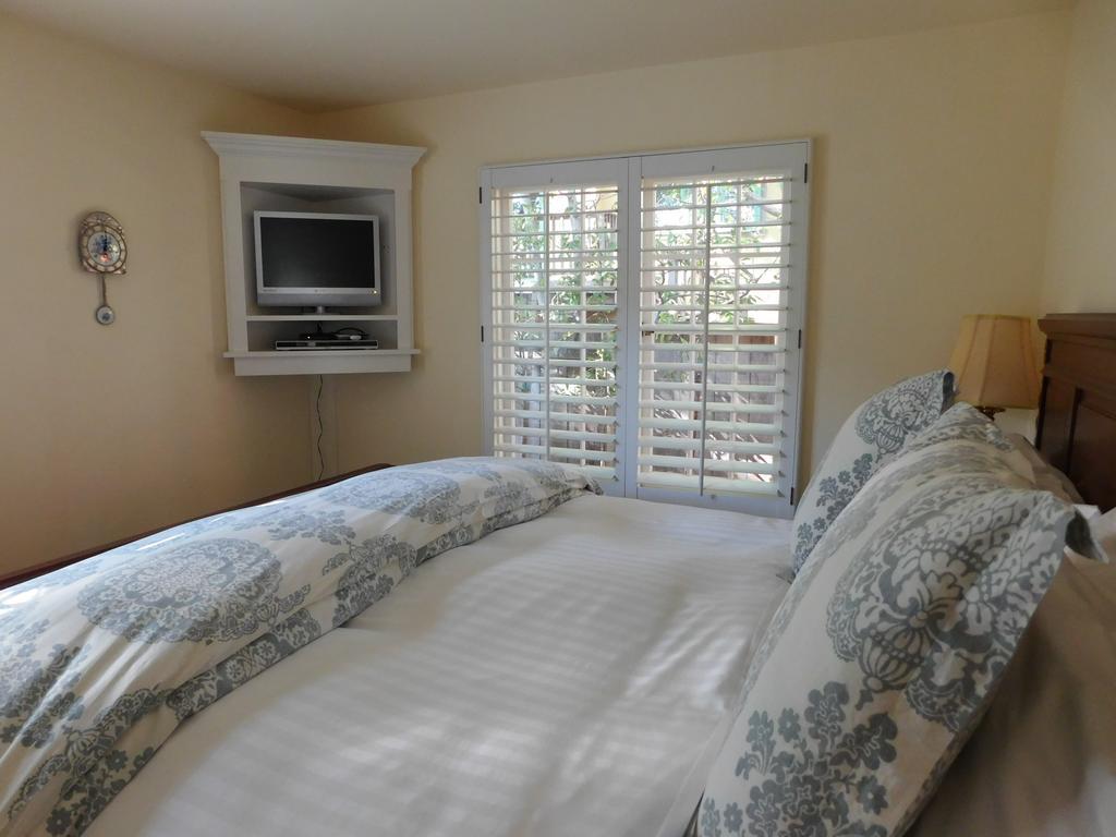 One-Bedroom Cottage,317437825:JPEG