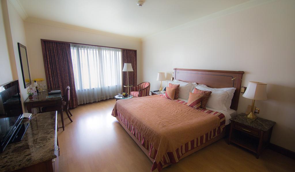 Club Room King Bed with Complimentary Airport Drop to T1 only, Happy Hours