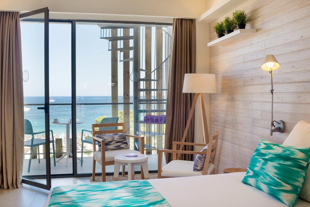 Habitación Doble con terraza privada con bañera de hidromasaje y vistas al mar