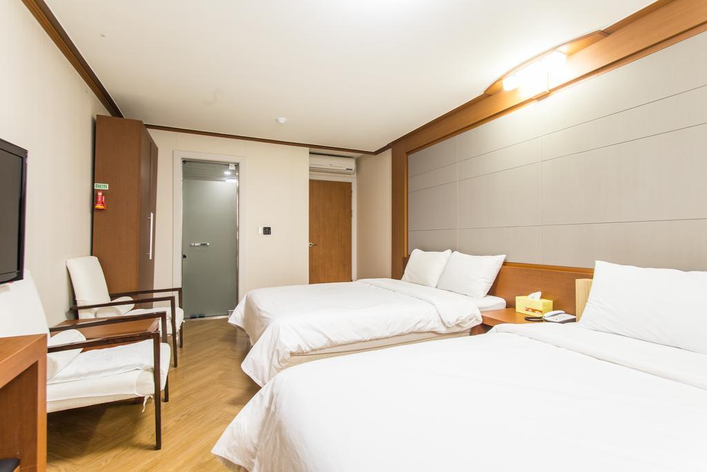 Deluxe Family Room