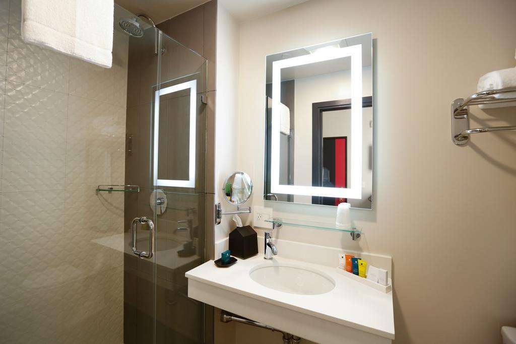 Deluxe Queen Suite