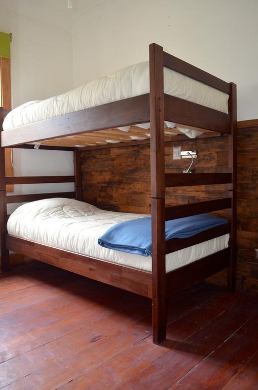 Habitación con litera y baño compartido