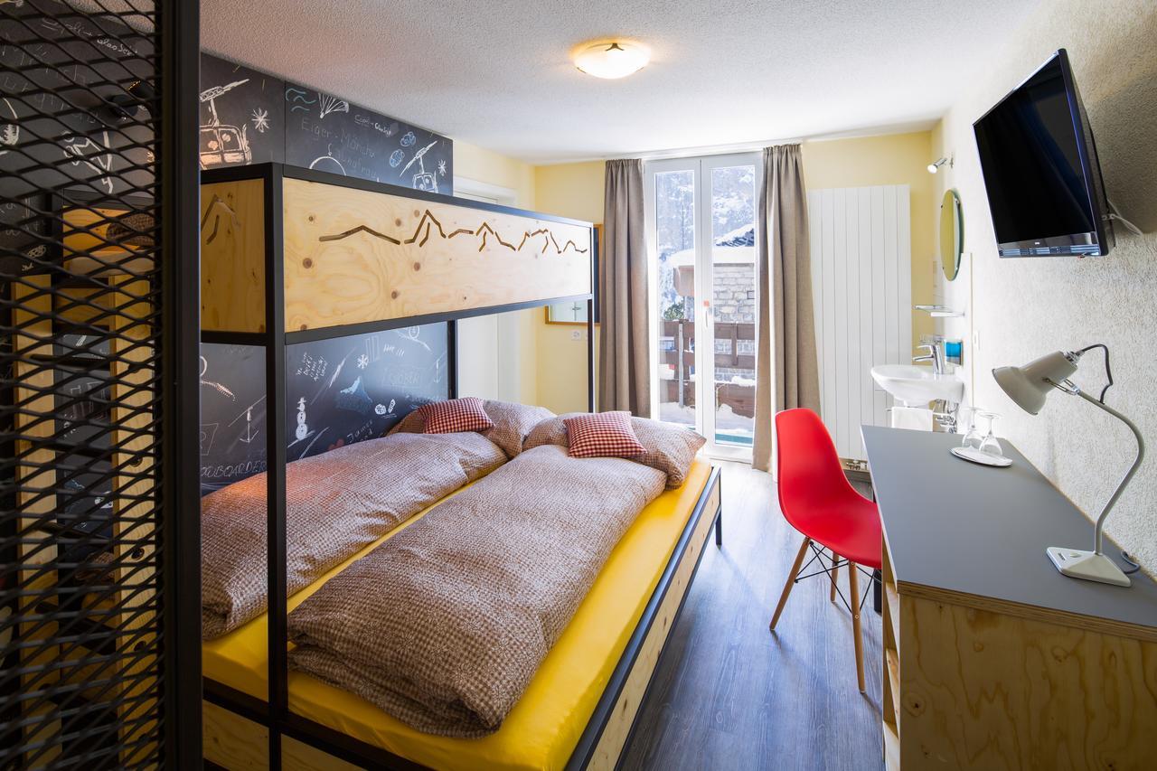 Tweepersoonskamer met 2 Aparte Bedden en Gedeelde Badkamer