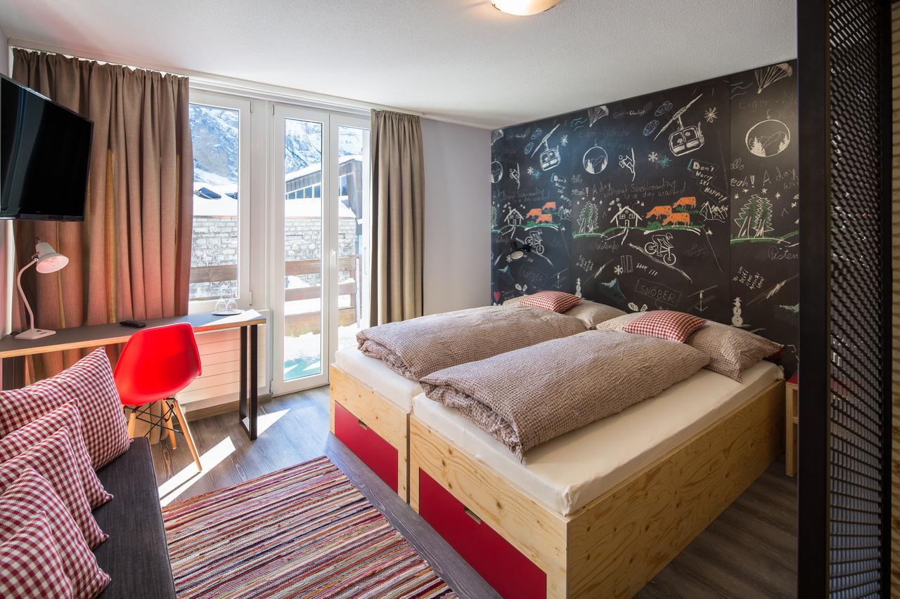 Tweepersoonskamer met Eigen Badkamer en Uitzicht op de Bergen