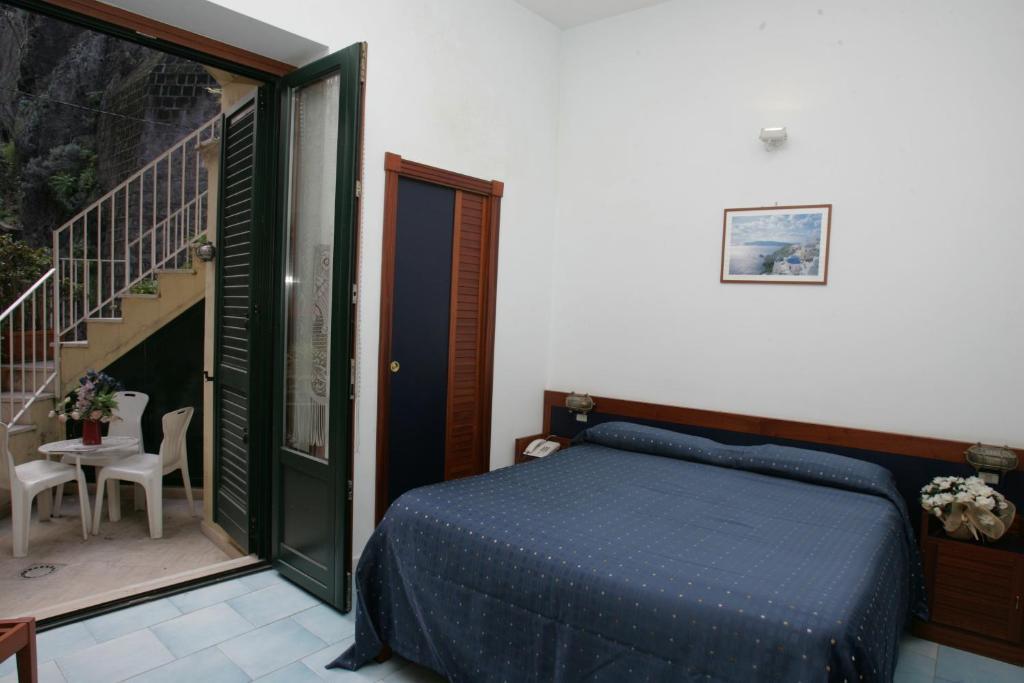 Economy Double or Twin Room No Sea View,1013077864:JPEG