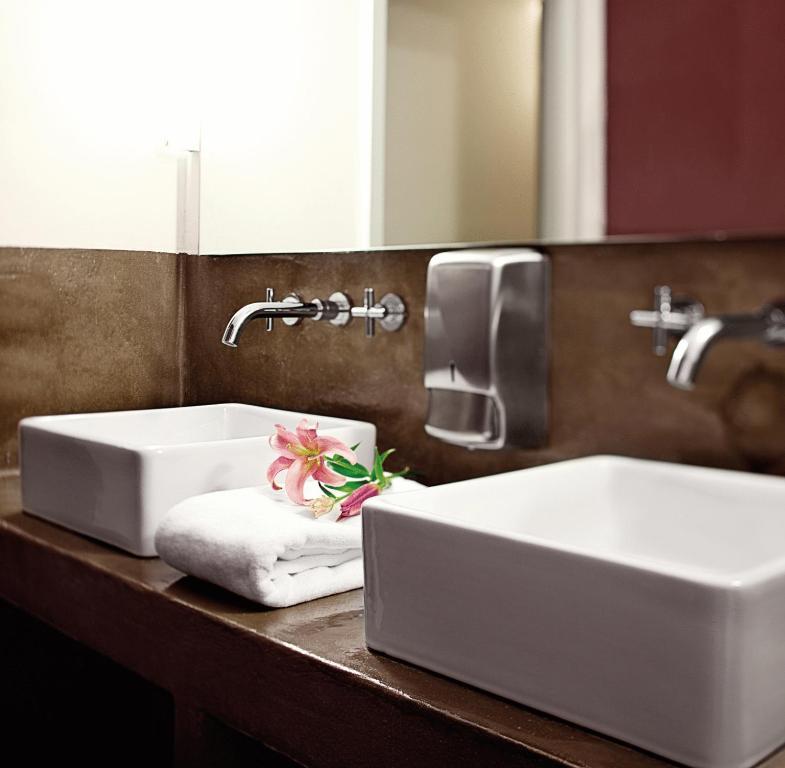 Basic Twin Room - Shower and WC in Hallway