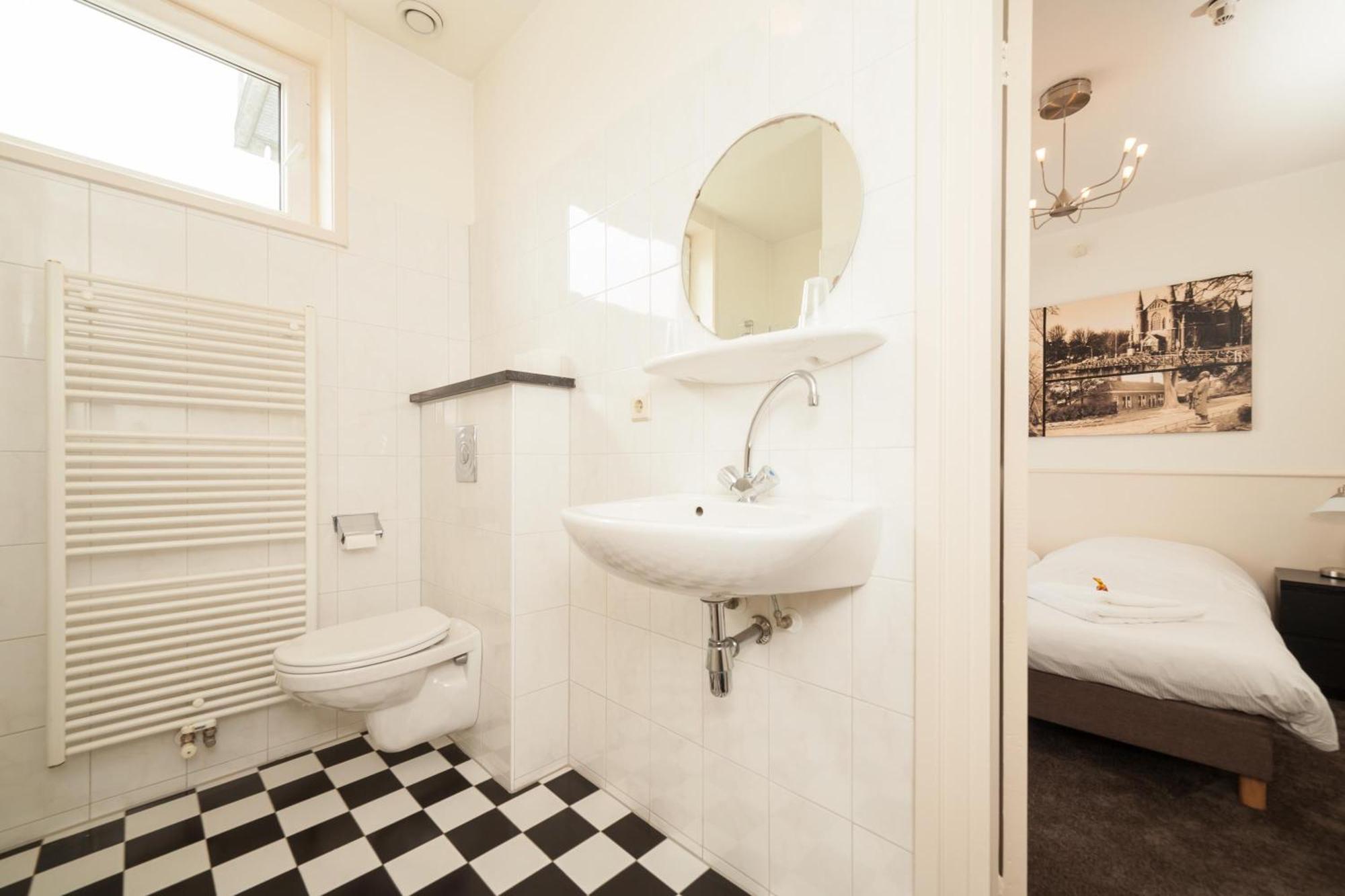 Small Twin Room,688385118:JPEG