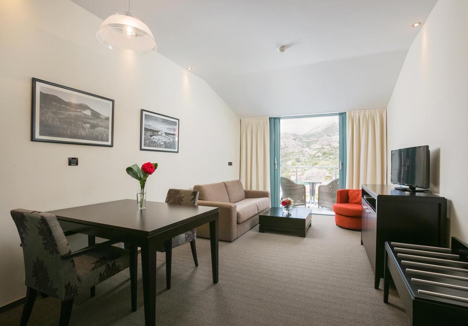 Suite met Balkon en Zijdelings Uitzicht op Zee