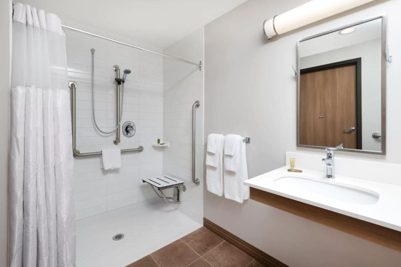 Chambre avec 2 Lits Queen-Size - Accessible aux Personnes à Mobilité Réduite - Non-Fumeurs
