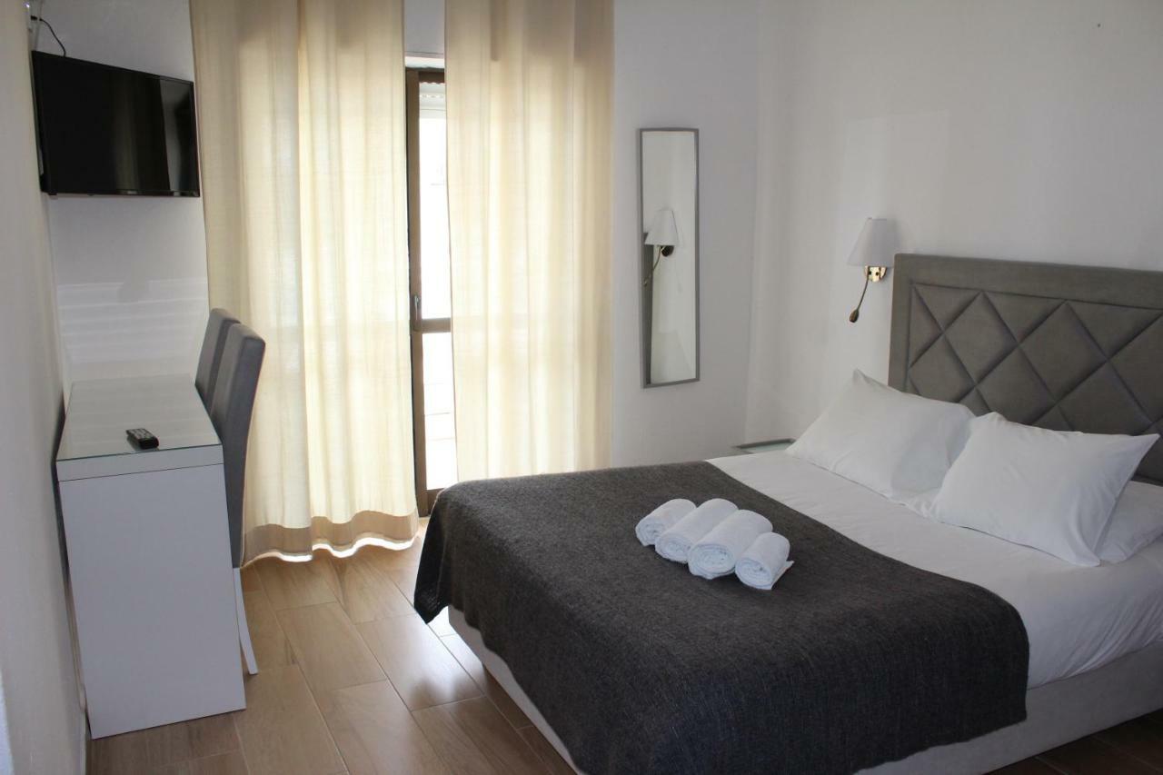Quarto com Cama de Casal ou 2 de Solteiro