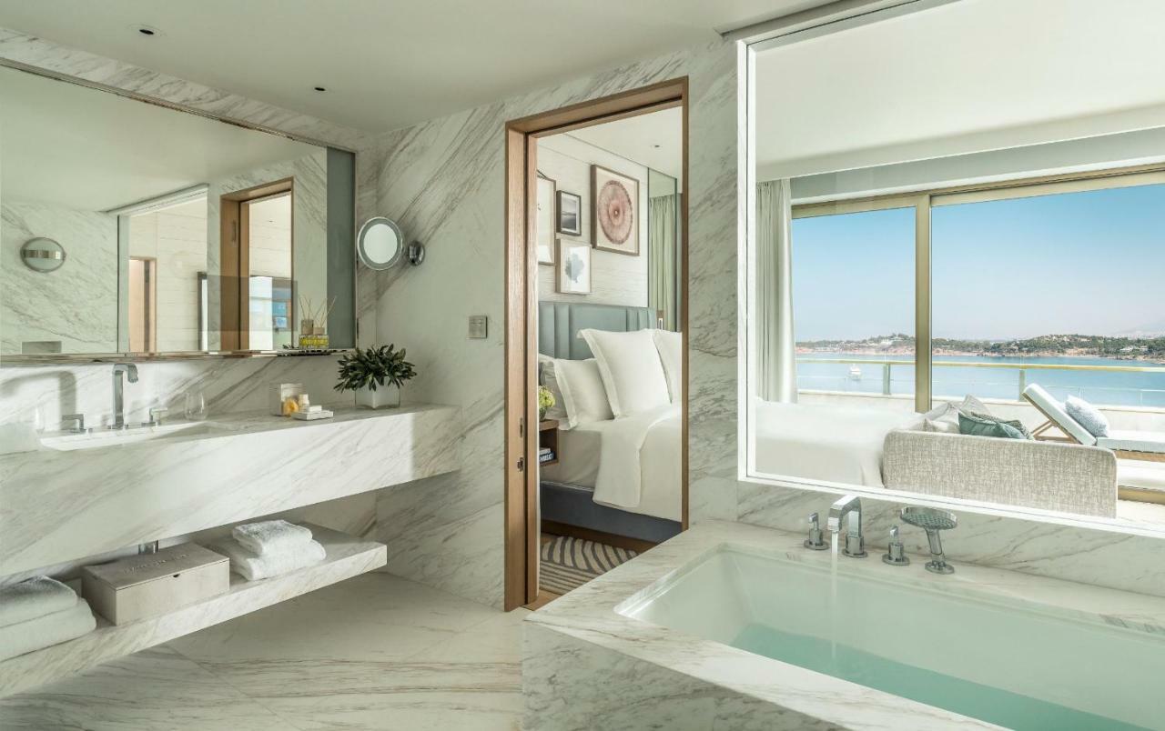 Arion Executive Suite met kingsize bed en uitzicht op zee