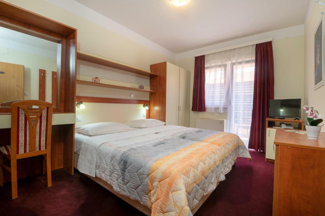Doppel-/Zweibettzimmer mit Balkon und Meerblick