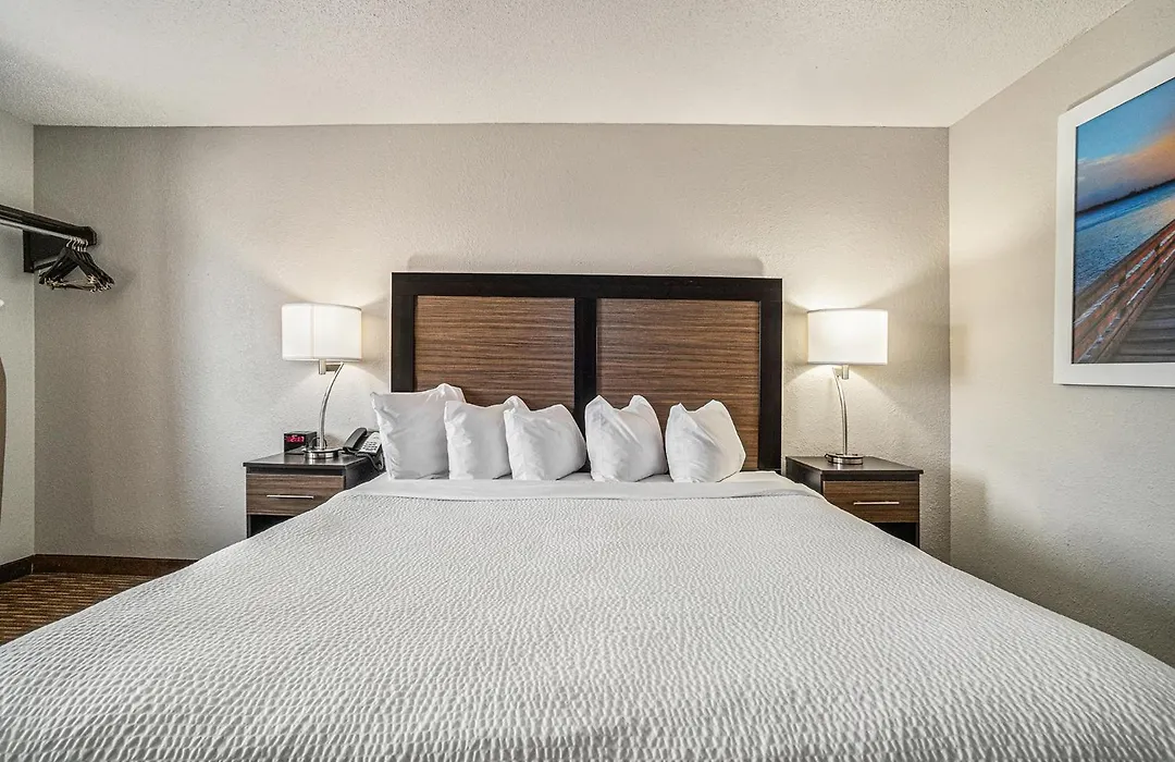 Days Inn & Suites By Wyndham Traverse City-1