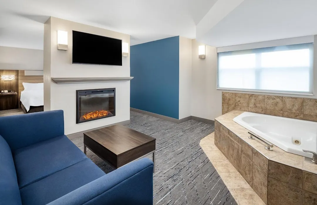 Holiday Inn Express & Suites - Green Bay East By Ihg-1