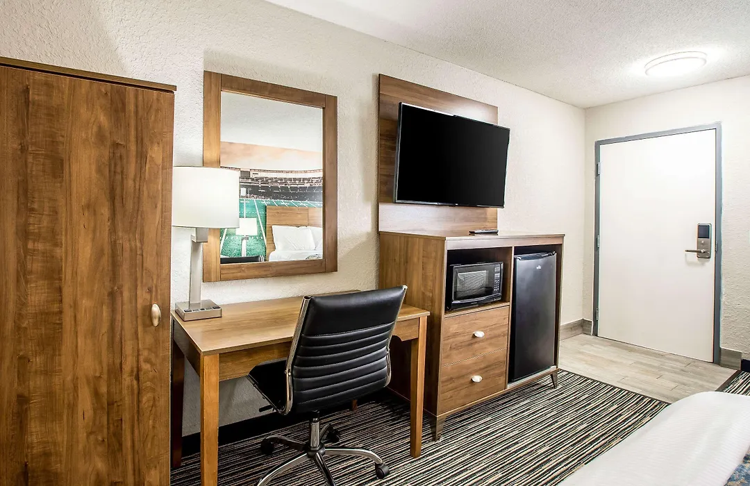 Clarion Pointe East Lansing University Area-1