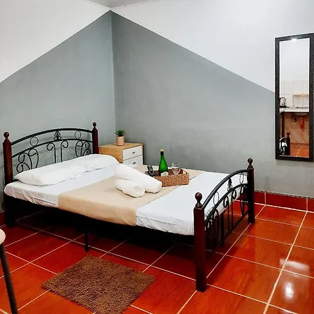 Studio Type Unit - Host Homes Apitong-2