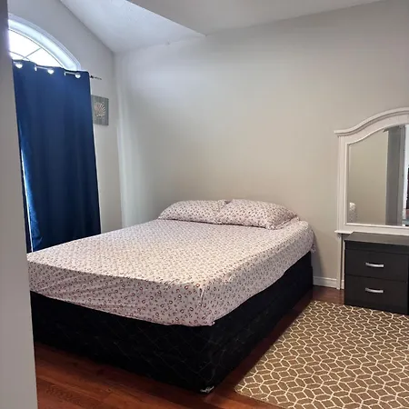 Bright Queen Room Close To Sheridan College And Airport-2