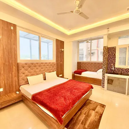 Radha Residency ! Fully Air Conditioned With Parking Facility, Near Isckon Temple & Prem Mandir-3