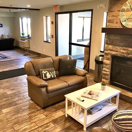 Days Inn & Suites By Wyndham Traverse City-2