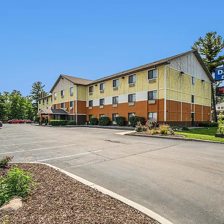 Days Inn & Suites By Wyndham Traverse City-3