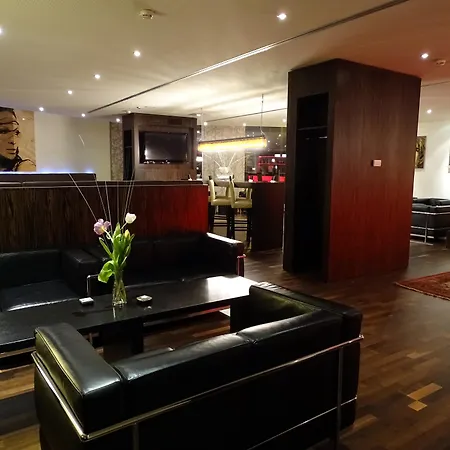 Plaza Premium Salzburg-3