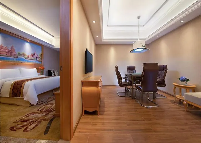 Vienna Hotel Guangdong Gaozhou City East Passenger Depot