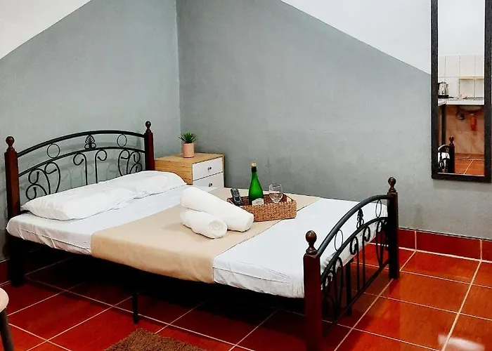 Studio Type Unit - Host Homes Apitong