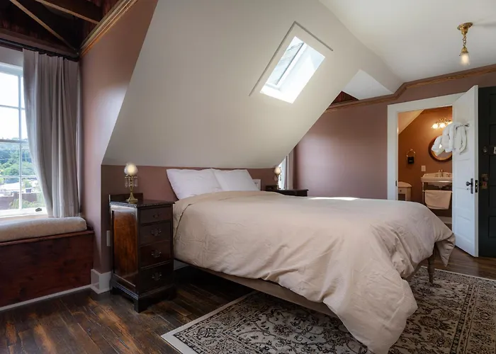 The Nuwray Hotel & Carriage House