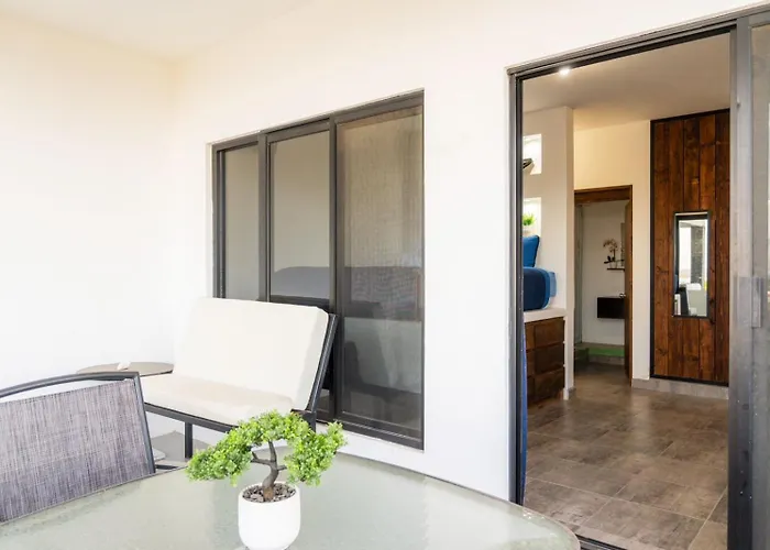 Casa Arrecife - Dorado Suite, Fast Wifi & Balcony! Beach Is Steps Away!