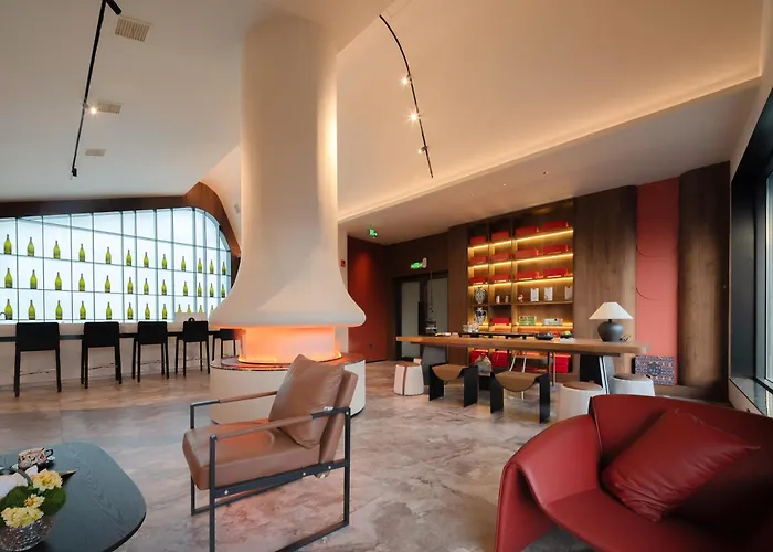 Zhangjiajie Yu Realm Hotel - Ancient Charm - Modern Luxury - Your Perfect Journey - A Single Pick-Up Or Drop-Off