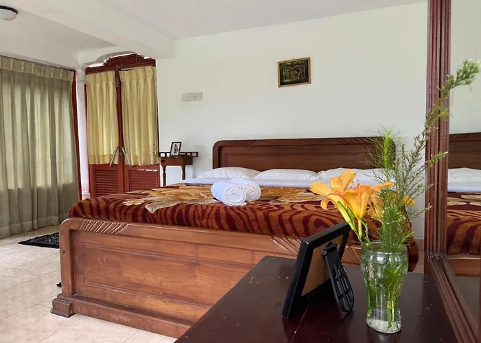 Channa Hotel And Rest Labookellie