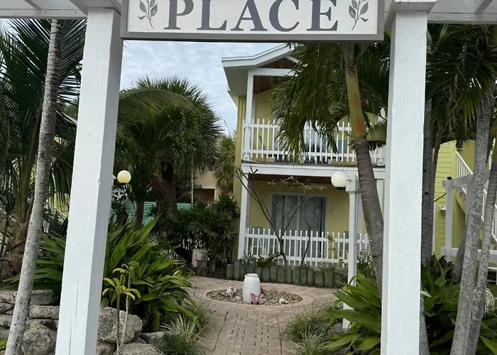 Boutique Hotel across from Cocoa Beach, pool