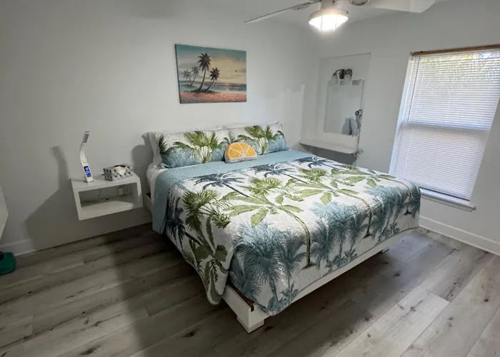 Boutique Hotel across from Cocoa Beach, pool
