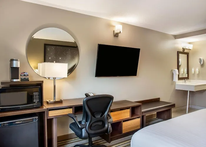 Super 8 By Wyndham Winnipeg West