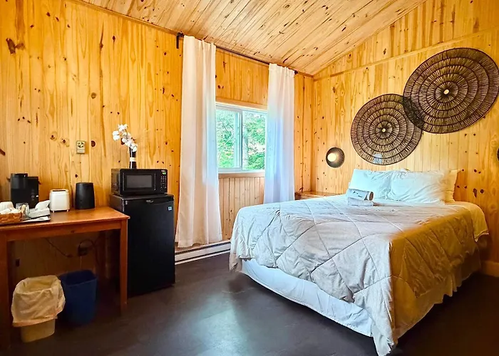 Hotel Le Petit Lac Sainte-Adèle