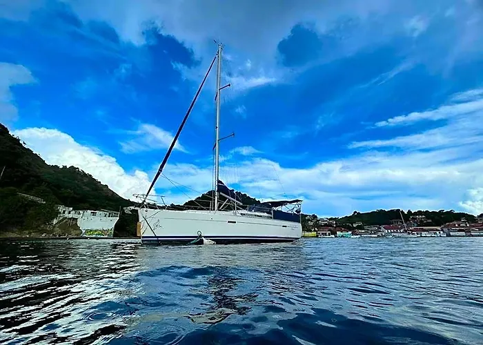 Le Voilier Dans La Baie Des Saintes