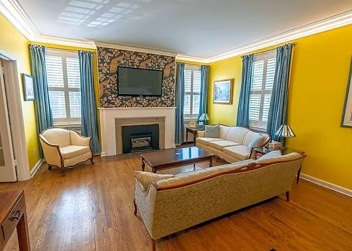 Cardinal Inn Boho Room