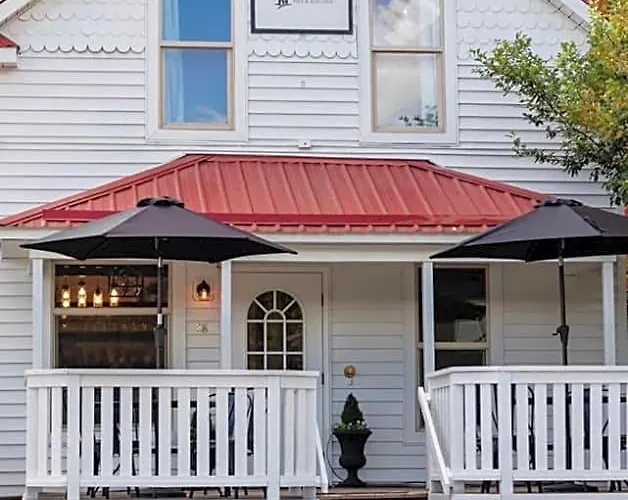 The Farmhouse Inn & Kitchen, 2 Blocks From Downtown Whitefish, Montana