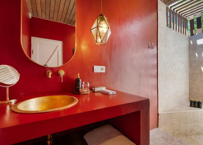 Ria Uluwatu, Tropical Chic Hotel